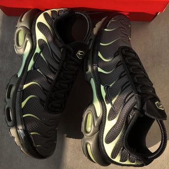 R2R real-shot image | Nike Air Max Plus Smoke Grey Volt | seq:1 | source:Nike Air Max Plus Smoke Grey Volt_1.jpg