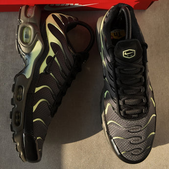 R2R real-shot image | Nike Air Max Plus Smoke Grey Volt | seq:2 | source:Nike Air Max Plus Smoke Grey Volt_2.jpg