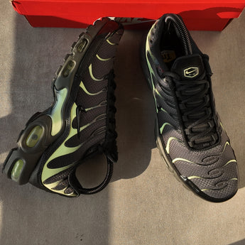 R2R real-shot image | Nike Air Max Plus Smoke Grey Volt | seq:3 | source:Nike Air Max Plus Smoke Grey Volt_3.jpg