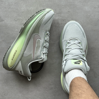 Nike Vomero 18 Light Silver Barely Volt Dusty Olive College Grey (3)