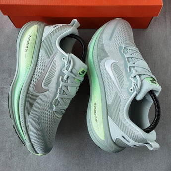 R2R real-shot image | Nike Vomero 18 Light Silver Barely Volt Dusty Olive College Grey | seq:3 | source:Nike Vomero 18 Light Silver Barely Volt Dusty Olive College Grey (3).jpg