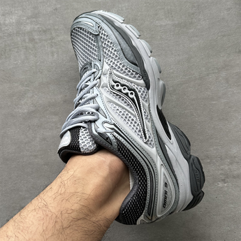 Saucony ProGrid Omni 9 Microchip