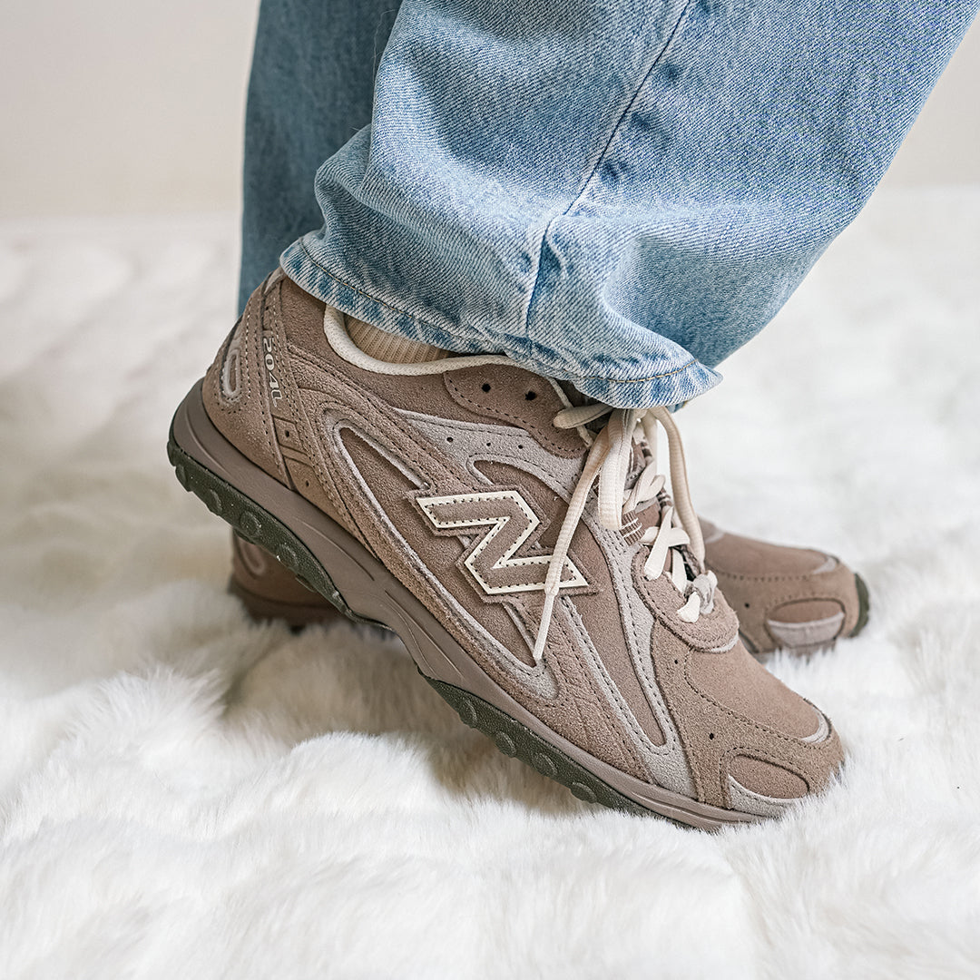 New Balance 204L “Mushroom Arid Stone” – three-quarter front angle (women’s, U204LMMA)